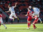 Die entscheidende Szene: Siegtorschütze Stephen Odey gewinnt das Kopfballduell gegen Quentin Maceiras (Bild: KEYSTONE/ENNIO LEANZA)