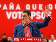 Sozialisten-Chef Pedro Sánchez ist zwar klarer Sieger der Wahl in Spanien, dass er eine Regierung wird bilden können, ist aber alles andere als gewiss. (Bild: KEYSTONE/EPA EFE/JUAN CARLOS CARDENAS)