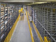 Die Arbeiter bauten unter dem Dach Kühlaggregate zurück, als sich eines löste und die Arbeiter in die Tiefe riss. (Bild: Keystone/GAETAN BALLY)