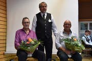 Präsident Edwin Gutjahr (Mitte) mit den neuen Ehrenveteranen, Kurt Simmen (links) und Anton Simmen (rechts). (Bild: Georg Epp, Erstfeld, 27. April 2019)