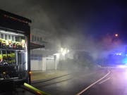 Beim Brand in einem Reihenhaus in Untereggen wurden zwei Personen verletzt und es entstand grosser Sachschaden. (Bild: Kapo St. Gallen)