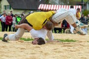 Der spätere Kranzgewinner Robin Straub aus Zihlschlacht bodigt seinen Gegner Dario Bosshard. (Bild: PD)