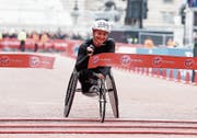 Erschöpft und glücklich: Manuela Schär beim Überqueren der Ziellinie. (Bild: Alastair Grant/AP (London, 28. April 2019))