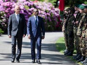 Massgeschneiderte Wahlen für ihn: Benins Präsident Patrice Talon (Mitte) beim Empfang durch Bundespräsident Alain Berset im Mai 2018 in Bern. (Bild: KEYSTONE/PETER KLAUNZER)