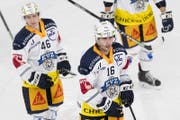 Spielen bald im roten Nationalmannschaftsdress: Raphael Diaz (rechts) und Lino Martschini (links). (Bild: Laurent Gillieron, Lausanne, 30. September 2018)