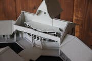 Die neue Sauna wird ins Eingangsgebäude der historischen Frauenbadi - im Modell ohne Dach - eingebaut. (Bild: Reto Voneschen - 29. April 2018)
