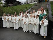 Alle Erstkommunikanten mit Religionslehrerin Berta Christen und Pfarrer Erich Lehmann. (Bild: Ruedi Wechsler, Wolfenschiessen, 28. April 2019)