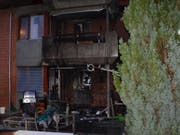 Durch den Brand auf dem Sitzplatz wurde auch die Wohnung in Mitleidenschaft gezogen. Sie bleibt vorerst unbewohnbar. (Bild: Polizei Basel-Landschaft)