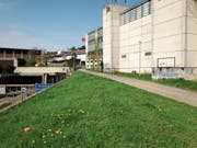 Der Fuss- und Radweg zwischen Olma-Halle 1 und Autobahn: Die bis vor kurzem hier stehenden Bäume sind gefällt, bereits im Mai sollen hier Baumaschinen auffahren. (Bild: Reto Voneschen (22. April 2019))