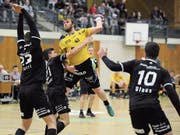 Der Litauer Edvinas Vorobjovas (am Ball) gibt in der Feldli-Halle seine Abschiedsvorstellung. (Bild: Urs Hanhart, Altdorf, 27. April 2019)