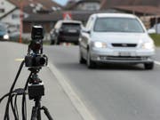 Doppelt so schnell wie erlaubt unterwegs war ein 20-jähriger Autolenker innerorts in Einsiedeln. (Bild: KEYSTONE/JEAN-CHRISTOPHE BOTT)