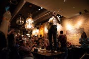 Der Beizentisch als Bühne: The Rockabilly Bones im Restaurant Marktplatz in Hochform. (Bild: Adriana Ortiz Cardozo)