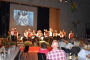 Die Musikgesellschaft Berg mit Dirigent Roman Schnelli. Im Hintergrund eingeblendet die Astronauten der Mondmission. (Bild: Viviane Vogel)