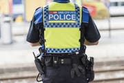 Ein Nazi-Sympathisant aus dem Kanton St.Gallen soll für die Transportpolizei der SBB arbeiten. (Symbolbild: Keystone/Christian Beutler)