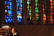 Der Meister fordert sein runderneuertes Instrument: Domorganist Willibald Guggenmos. (Bild: Michael Hug)