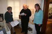 Die Leiterin des Historischen Museums Obwalden, Klara Spichtig (links) mit ihren Mitarbeitern Volkhard Scheunpflug und Silvia Burch. (Bild: Sepp Odermatt, Sarnen, 27. April 2019)