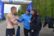 Vater Thomas Wägeli und Freundin Anina Brühwiler sind die ersten Gratulanten bei Patrik Wägelis Sieg beim Steckborner Berglauf. (Bild: Thomas Güntert)