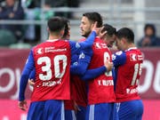 Sehr dezenter Jubel der klaren Sieger aus Basel. Hier wird Ricky van Wolfswinkel gefeiert (Bild: Keystone/EDDY RISCH)