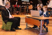 Dirigent Roland A. Huber bei einem Sketch. (Bild: Christof Lampart)