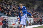 Luzerner Jubel im Retro-Look: Pascal Schürpf nimmt Marvin Schulz huckepack. (Bild: Urs Flüeler/Keystone, Luzern, 27. April 2019)