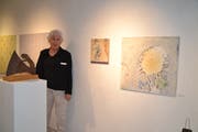Ursula Kirchgraber, Künstlername Uka Rosa, in der Ausstellung im Ebnat-Kappler Ackerhus. (Bild: Adi Lippuner)