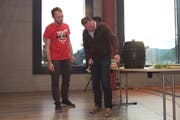 Regierungsrat Othmar Filliger sticht das neue Fass an. Braumeister Marko Versteeg schaut, dass alles richtig abläuft. (Bild: Richard Greuter, Stans, 26. April 2019)