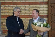 Lukas Hoffmann nimmt die Gratulation von Gemeindepräsident Werner Minder entgegen. (Bild: Georg Stelzner)