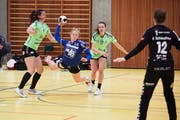 Zugs Dimitra Hess (am Ball) entwischt hier der St. Galler Verteidigung und kommt zum Torabschluss. Bild: Jakob Ineichen (Zug, 28. April 2019)