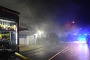 Die Feuerwehr musste in der Nacht in Untereggen ein Feuer löschen. (Bild: Kapo SG)
