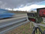 Mit 144 km/h statt der erlaubten Tempo 70 ist ein Autolenker am späten Samstagabend in Spiez BE an einer Geschwindigkeitskontrolle vorbeigerast. (Bild: KEYSTONE/EPA/PATRICK SEEGER)