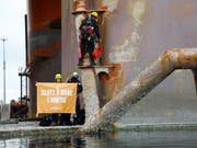 «Ende der Ölbohrungen in der Arktis»: Mit diesem Plakat besetzen Greenpeace-Aktivisten derzeit eine norwegische Ölplattform vor Hammerfest. (Bild: KEYSTONE/EPA GREENPEACE NORDIC/GREENPEACE/JONNE SIPPOLA HANDOUT)