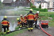 Im zweiten Dienstjahr lernen die AdF den Umgang mit der Motorspritze. (Bild: René Jann)