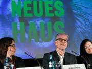 Sibylle Baschung (l-r), Leitende Dramaturgin, Oliver Reese, Intendant, und Clara Topic-Matutin, Kuratorin, stellen bei einem Medientermin die Pläne des Berliner Ensembles über eine zweite feste Spielstätte vor und informieren über das Programm für die Spielzeit 2019/2020. Das Gebäude der neuen Spielstätte entsteht in Innenhof des Theaters. (Bild: Keystone/DPA/JENS KALAENE)
