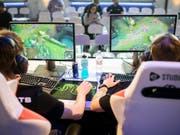 ESports gewinnen immer mehr an Popularität. Gemäss einer Studie der ZHAW gilt für rund 30 Prozent der Bevölkerung das Videospielen in Wettkämpfen bereits als Sportart. (KEYSTONE/Ennio Leanza) (Bild: KEYSTONE/ENNIO LEANZA)