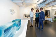 Die drei Künstlerinnen (von links): Myrtha Steiner, Christina Oldani und Daniela Schönbächler. (Bild: Roger Zbinden (Zug, 27. April 2019))