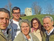 Gabriela Weber (2. von rechts) aus Oberriet zeigt den Kandidaten Cello Folini (von links) Boris Zaalberg, Claudia Steiger und Wisi Moser in der Sendung «Mini Schwiiz – dini Schwiiz», wie schön es in der Region ist. (Bild: Claudia Steiger)