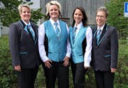 Erstmals präsentierte sich die Musikgesellschaft Sevelen der Öffentlichkeit in der neuen Uniform. Dies geschah im Rahmen des Frühlingskonzertes. Irene Gantenbein, Rahel Müller, Ramona Saxer und Jeannette Hofmänner als Mitglieder des Konzert-Organisationskomitees zeigen hier die zwei Tragvarianten.
