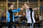 Goalie Ronan Le Peillet und Regisseur Lucius Graf bejubeln einen Treffer. (Bild: Michel Canonica / TAGBLATT)