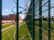 Rund 51'500 Personen wurden 2018 in eine Schweizer Justizvollzugseinrichtung eingewiesen. Im vergangenen Jahr gab es acht Gefängnisausbrüche. (Bild: KEYSTONE/GAETAN BALLY)