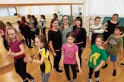 Die drei Organisatorinnen Andrea Huber, Aline Arnold und Monica Gogniat (in der Bildmitte von links) freuen sich mit vielen Kindern und Jugendlichen auf das Tanzfest am kommenden Wochenende. (Bild: Florian Arnold (Altdorf, 16. April 2019))