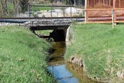 Der Gerenbach fliesst unter der Bahnlinie ins Obertoggenburg hindurch. (Bild: Timon Kobelt)