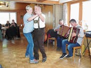 Rös und Albert Wittenwiler verabschieden sich tanzend von den treuen Gästen der «Krone». (Bild: Franz Steiner)