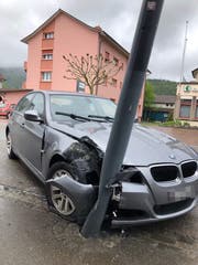 Kontrolle über das Fahrzeug verloren: Lenker kracht in Strassenlaterne. (Bild: Kapo
