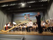 Dirigent Thomas Gmünder begleitet seinen Musikverein mit dem Alphorn. (Bild: Erwin Schönenberger)