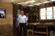 Patrik Braun vor einem Teil der historischen Ausstellung im Neubau. (Bild: Nicolas Düsel)