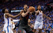 Kämpferisch: Enes Kanter setzt sich gegen Oklahomas Jerami Grant (l.) und Terrance Ferguson durch. (Bild: Alonzo Adams/AP (Oklahoma, 21. April 2019))