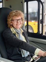 Doris Bauer im Postauto vor einer ihrer letzten Fahrten. (Bild: PD)