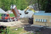 Die Kugelfänge für den 25-Meter-Pistolenstand (rechts) sind bereits montiert, für die 50-Meter-Anlage (links) sind die Arbeiten im Gange. (Bild: Robert Hess (Sarnen, 24. April 2009))