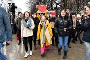 Greta Thunberg, mit ihrer Schwester Beata (links) während eines Klimaprotestes in Stockholm. (Henrik Montgomery /TT News Agency via AP/15.März 2019)