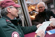 Am Schweizer Zoll muss trotz Rückerstattung in Österreich für Einkäufe bis 300 Franken keine Mehrwertsteuer bezahlt werden. (Bild: Donato Caspari)